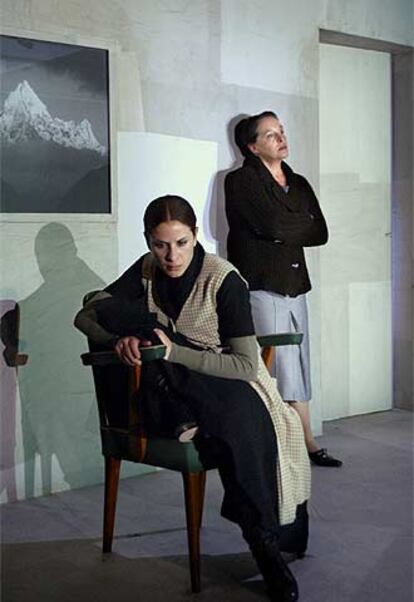 Àngels Poch (izquierda) y Cristina Plazas, en &#39;El malentès&#39;, dirigido por Joan Ollé.