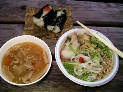 Sopa de fideos vietnamita, bocados de arroz rellenos de verduras y sopa de cerdo.