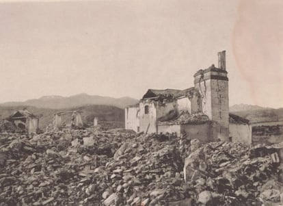 Ruinas de Arenas del Rey tras el terremoto de 1884.