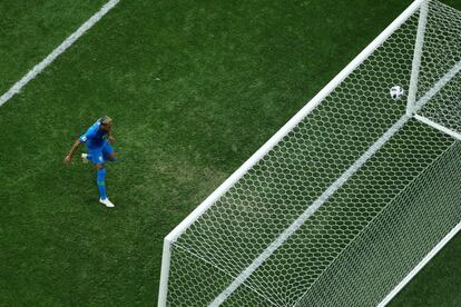 Neymar marca el segundo gol de la selección de Brasil.