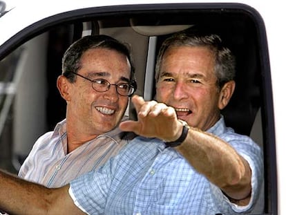 George W. Bush saluda junto a Álvaro Uribe desde su coche en el rancho de Crawford (Tejas), en 2005.