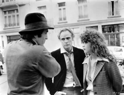 Bertolucci conversa com Marlon Brando e Maria Schneider durante a gravação do filme 'O Último Tango em Paris', em 1972. Este filme causou um grande impacto na sociedade dos anos 70 pelo forte erotismoa, com numerosos planos de nus frontais feminino e, com uma cena particular que entraria à história do cinema, na qual o personagem de Marlon Brando viola a mulher interpretada por Maria Schneider. Na época a atriz, então com 19 anos, denunciou que não havia consentido a cena. "Senti-me humilhada e, para ser honesta, um pouco violentada por Marlon e Bertolucci", afirmou, ao jornal britânico Daily Mail. Anos depois Bertolucci admitiu a versão da atriz: “Queria sua reação como menina, não como atriz. Não queria que Maria interpretasse sua humilhação e sua raiva, queria que sentisse. Os gritos… ‘Não, não!’. Depois me odiaria para sempre”.