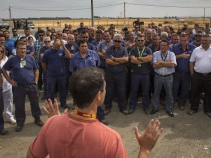 Trabajadores de la base a&eacute;rea en una concentraci&oacute;n en 2013.