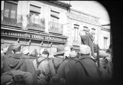 El coronel Mena arenga a las tropas republicanas en la actual calle del General Ricardos en noviembre de 1936. Carabanchel Bajo fue totalmente desalojado y el Ayuntamiento fue trasladado al Hospital Doctor Esquerdo de Madrid. Imagen donada por Sonia Dorado Martín.