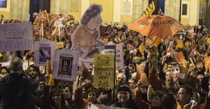 Una imagen de la concentración `Targeta roja a Fabra´ celebrada este viernes en la plaza de la Virgen de Valencia.