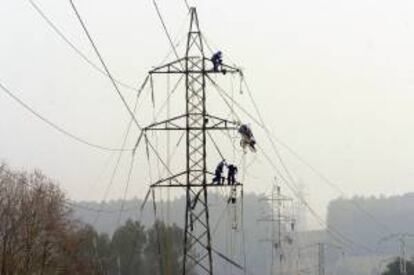 Unos operarios trabajan en la lnea elctrica de la comarca del Alt Empord. EFE/Archivo