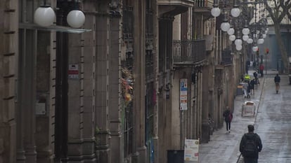 La calle de Ferran, una de las más afectadas por el cierre de tiendas y restauración, en octubre pasado.