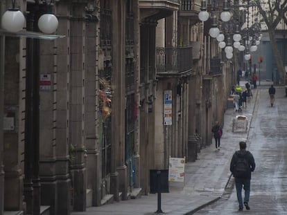 La calle de Ferran, una de las más afectadas por el cierre de tiendas y restauración, en octubre pasado.