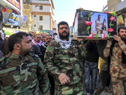 Funeral por un combatiente fallecido en Nayaf, al sur de Irak, en un combate entre el ej&eacute;rcito iraqu&iacute; y el Estado Isl&aacute;mico.