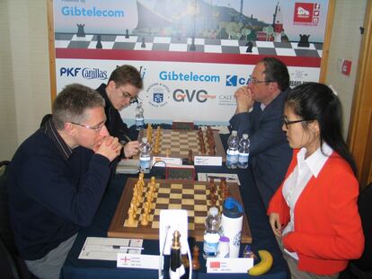 Las dos partidas maratonianas de la quinta ronda: Adams-Hou, en primer plano, y Antón-Guélfand