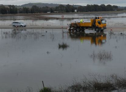 El guadalete se desborda de nuevo y reactiva la alertga por inundaciones en Jerez