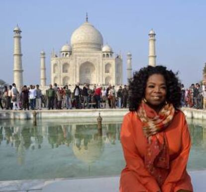 La presentadora de televisión estadounidense Oprah Winfrey posa frente al Taj Mahal, Agra, India. EFE/Archivo