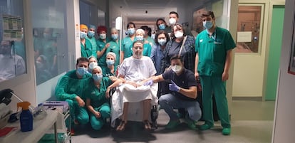 Julio Lumbreras, de 65 años, junto al equipo de la UCI del Hospital de Torrejón, donde ha pasado 57 días.