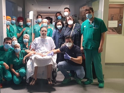 Julio Lumbreras, de 65 años, junto al equipo de la UCI del Hospital de Torrejón, donde ha pasado 57 días.