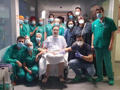 Julio Lumbreras, de 65 años, junto al equipo de la UCI del Hospital de Torrejón, donde ha pasado 57 días / G. H.