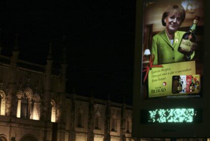 Anuncio en Lisboa con la imagen de Merkel: "Querida Angela, Portugal est haciendo su mayor esfuerzo".