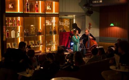 Música en directo y ambiente 'vintage' en la gastrococtelería Balius, en el barrio barcelonés del Poble Nou.