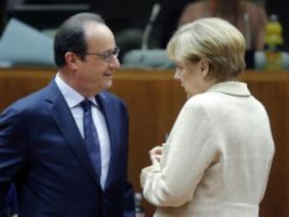 El presidente franc&eacute;s Fran&ccedil;ois Hollande, conversa con la canciller alemana, Angela Merkel.