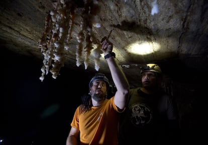 Las cuevas de sal son formaciones geológicas inusuales y raras. Debido a que es altamente soluble en agua, los grandes depósitos de sal normalmente no sobreviven mucho tiempo en la superficie. En la foto, de izquierda a derecha, Efraim Cohen y Yoav Negev examinan estalactitas de sal que cuelgan del techo en la cueva israelí de Malham.