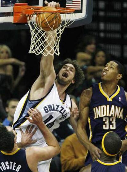 Gasol machaca rodeado de jugadores de los Pacers Indiana.