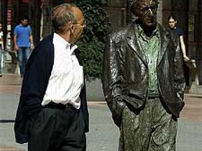 La escultura de Woody Allen llama la atención de los ovetenses.