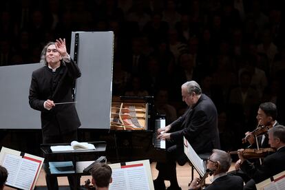 Yefim Bronfman, solista de una poco memorable versión del Concierto para piano de Robert
Schumann.

