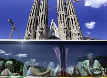 Un autocar de turistas pasa ante la Sagrada Familia.