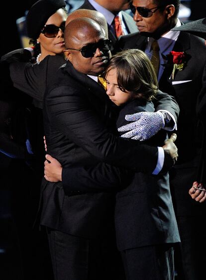 Randy Jackson abraza a su sobrino e hijo del fallecido, Prince Michael Jackson, durante el servicio celebrado en el Staples Center.