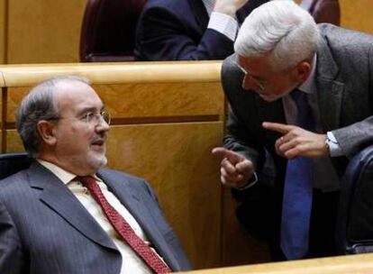 El portavoz del PSOE en el Senado, Joan Lerma, con el vicepresidente Pedro Solbes en la sesión de ayer.