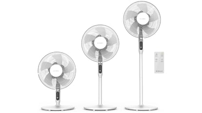 Ventilador de pie con mando a distancia.