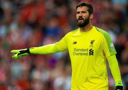 Alisson, em amistoso pelo Liverpool em Anfield.