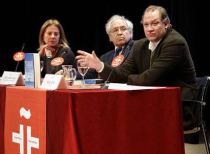 María Cifuentes, editora de Taurus, José Álvarez Junco y Rafael Rojas, ayer en Madrid.