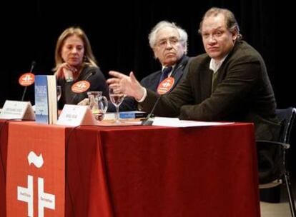 María Cifuentes, editora de Taurus, José Álvarez Junco y Rafael Rojas, ayer en Madrid.