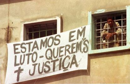 Un prisionero se asoma de la cárcel de Carandiru, en 1992.