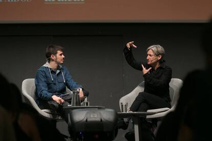 En primer pla, Judith Butler, amb el sociòleg Miquel Missé.