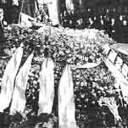 El cadáver de Konstantín Chernenko, en el túmulo erigido en la Sala de las Columnas de la casa de los Sindicatos de Moscú