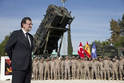 El presidente del Gobierno español, Mariano Rajoy, durante la visita que ha realizado al contingente de 150 militares españoles destacados en la base turca de Adana.