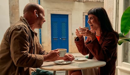 Conversación utilizando la traducción de los AirPods de Apple