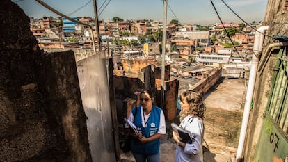 A médica Luciana Defendi Navarrete, 37, e agente de saúde Sueli Torres, 31, visitam uma casa em uma favela do Capão Redondo, extremo sul de São Paulo.