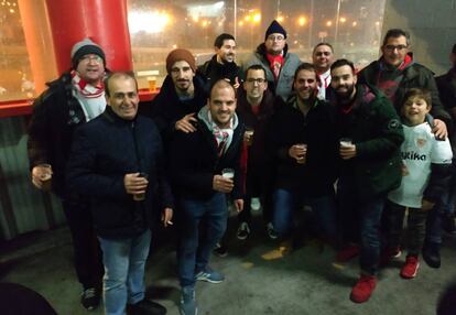 Alfonso Monago y otros aficionados del Sevilla FC en un partido que el equipo disputó en Bélgica ante el Standard durante la pasada pretemporada.