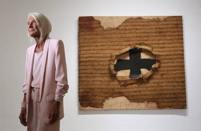 Soledad Lorenzo, ayer junto a 'Estora', obra de Tàpies que se exhibe en el Reina Sofía.