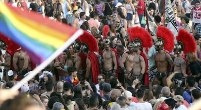 Participantes en la fiesta del Orgullo Gay desfilan vestidos de romanos.