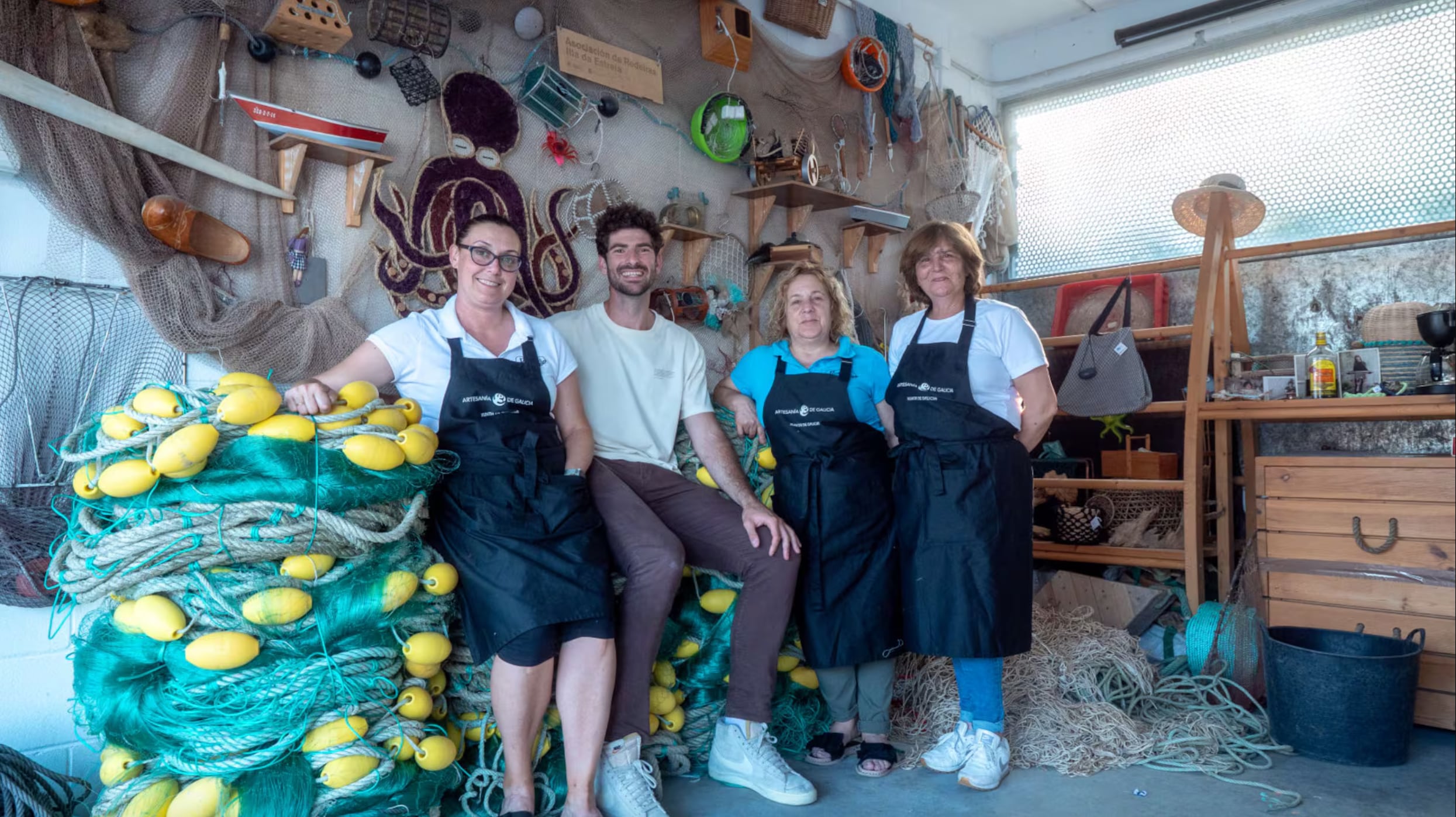 Carlos Martínez, fundador de Ecoballution, junto a un grupo de 'redeiras'. /CEDIDA ECOBALLUTION
