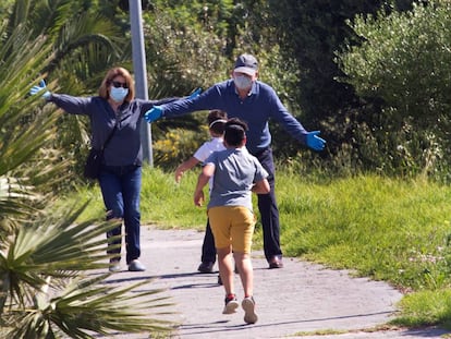 Dos niños corren a los brazos de sus abuelos tras el fin del confinamiento, en la urbanización de la Ermita en Algeciras (Cádiz), en mayo de 2020.A.vCarrasco Ragel (EFE)