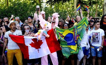 Os participantes percorreram as vias centrais de Madri sob o lema "Pelos direitos LGBTI em todo o mundo" e para exigir que os transexuais deixem de ser considerados pessoas doentes.