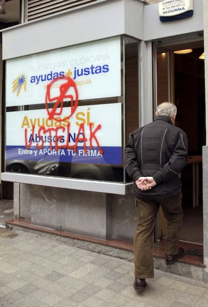 Puerta de accceso al local de 'Ayudas+Justas' en Bilbao.