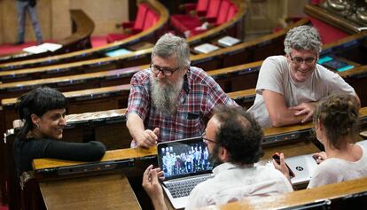 Els diputats de la CUP Anna Gabriel, Joan Garriga i Sergi Saladie.