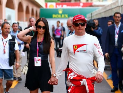 Raikkonen pasea por el paddock de Mónaco con su novia Minttu Virtanen.