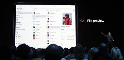 Craig Federighi, muestra las nuevas funciones del iPad