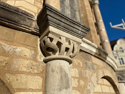 Capitel de uno de los ábsides de la catedral de Bonn, recién renovado, con las consonantes de Beethoven.